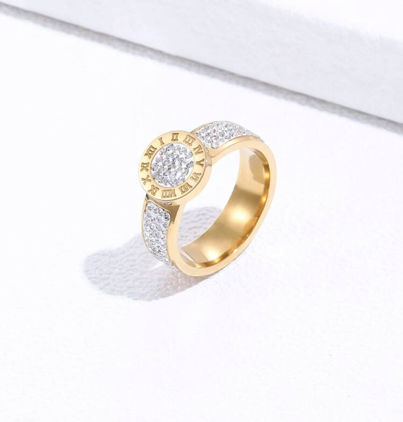 Anillo dorado número romanos
