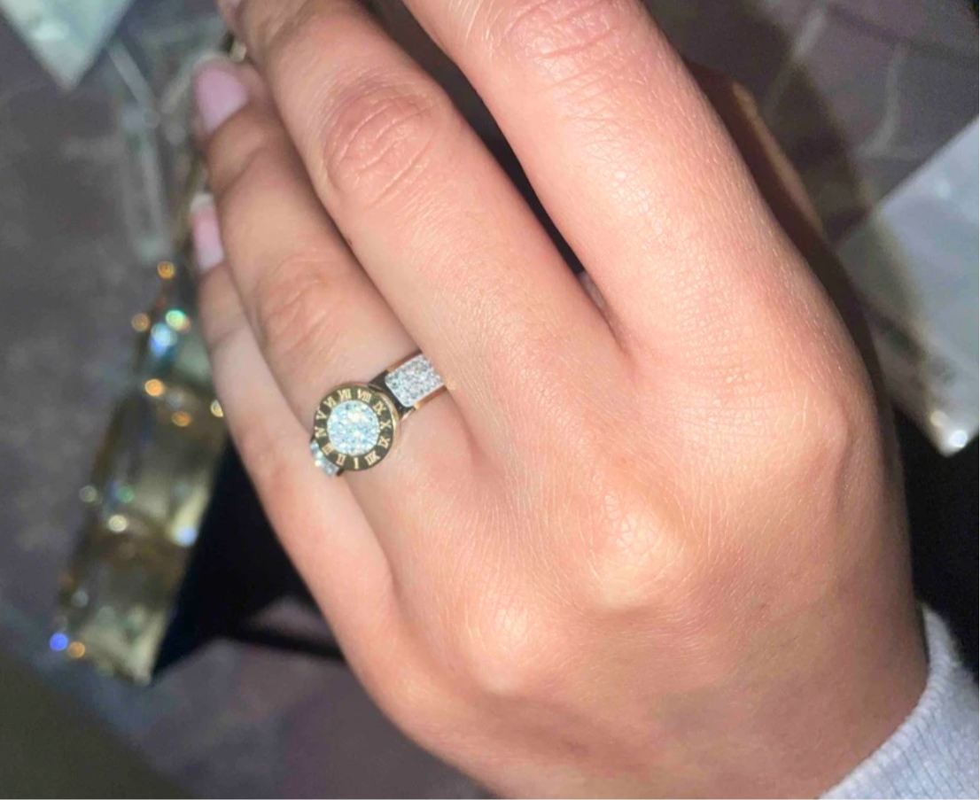Anillo dorado número romanos