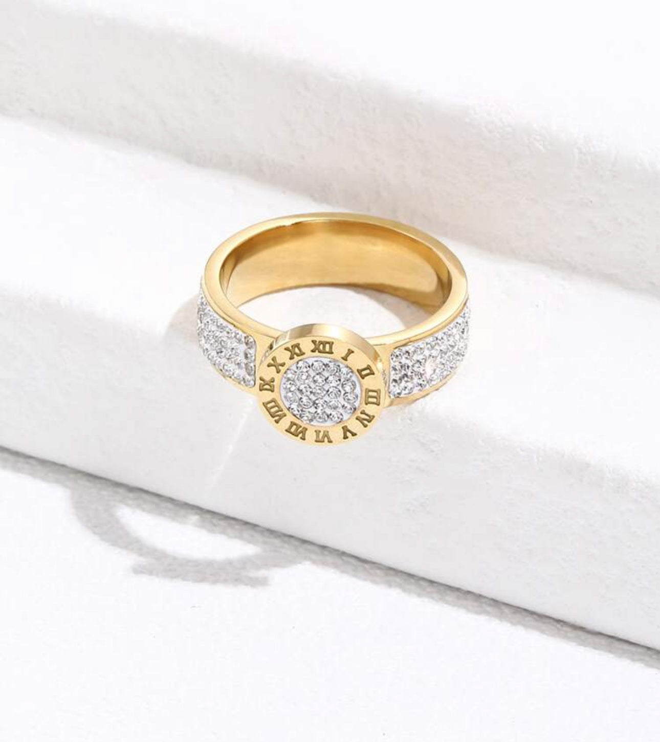 Anillo dorado número romanos