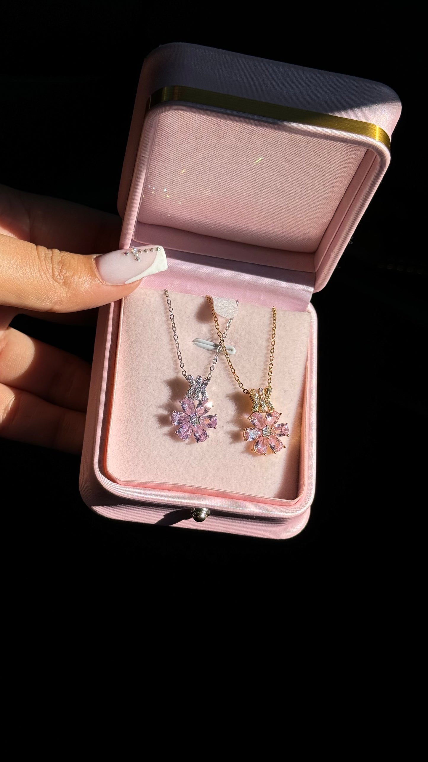 Collar Eda dorado Flor magnolia