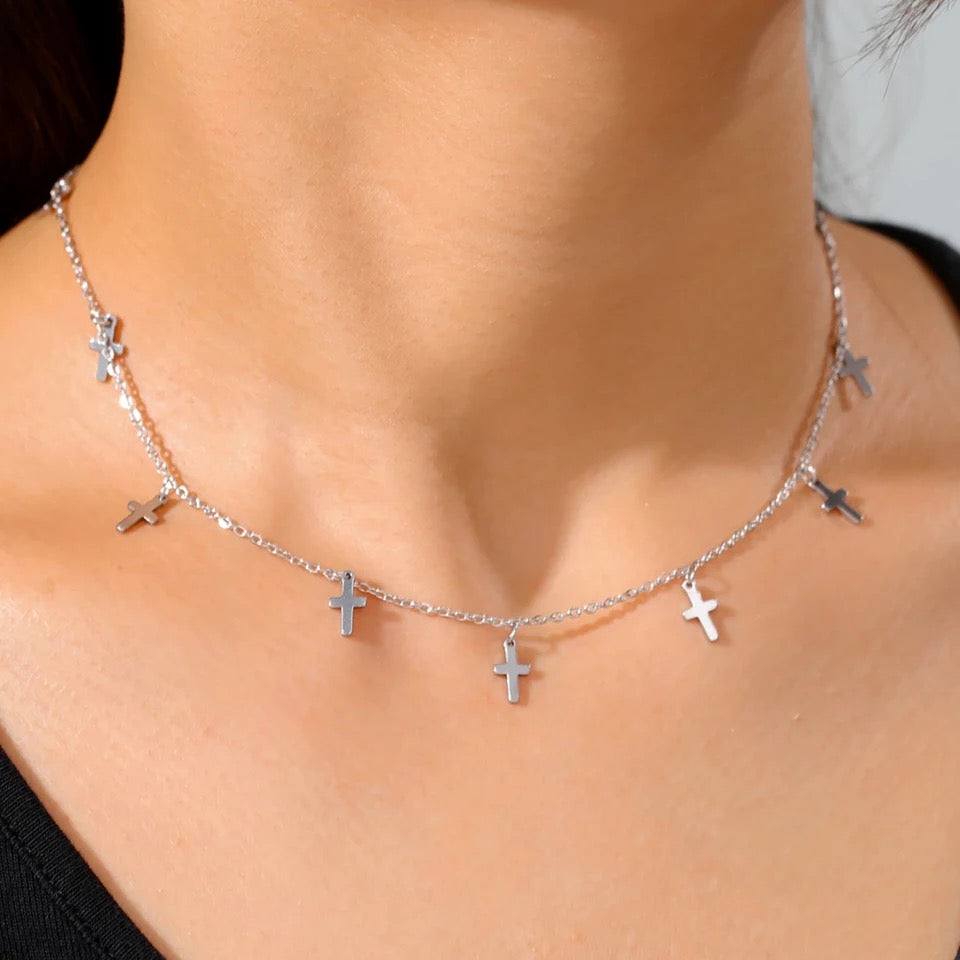 Collar con cruces plateado