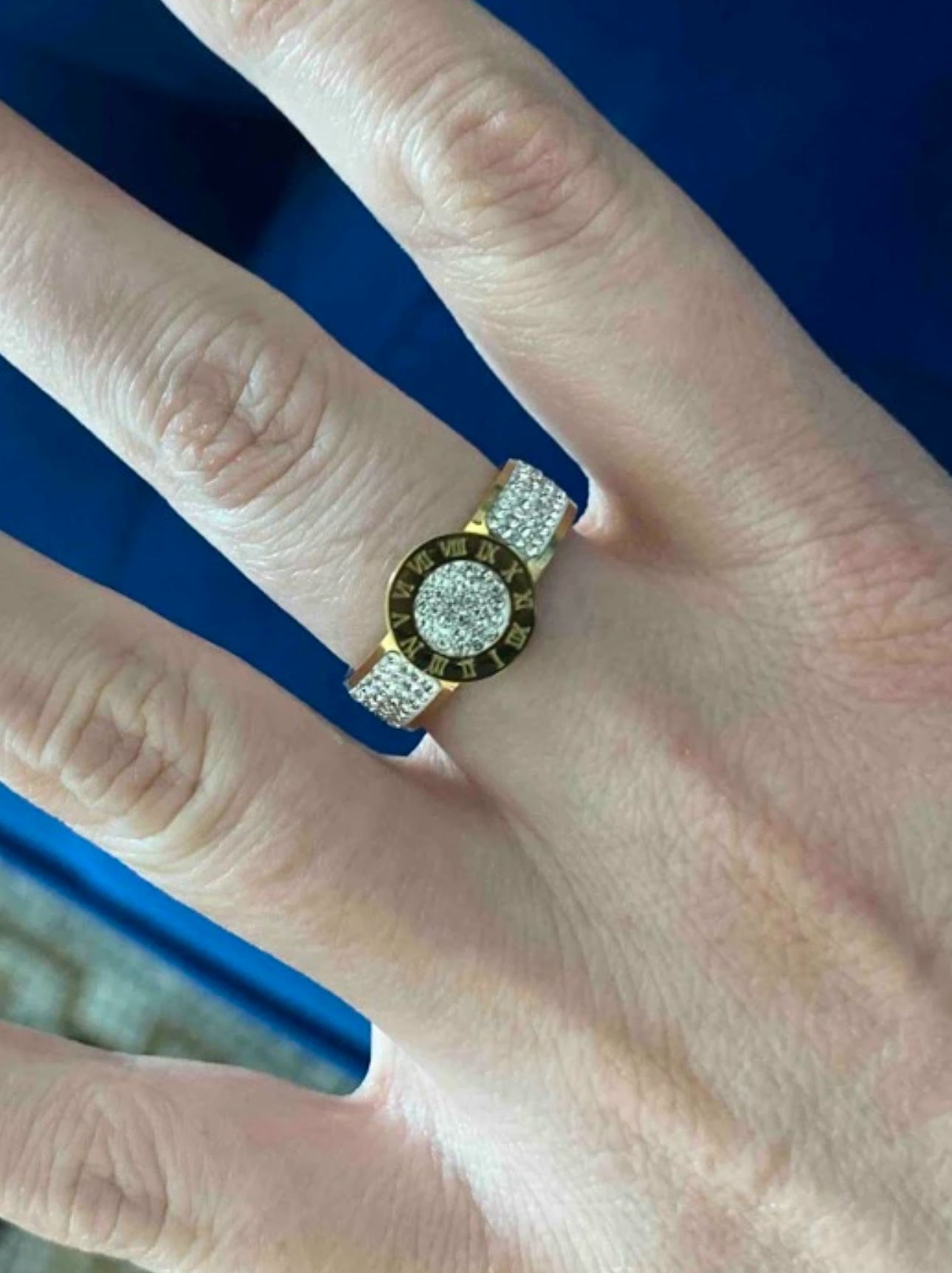 Anillo dorado número romanos